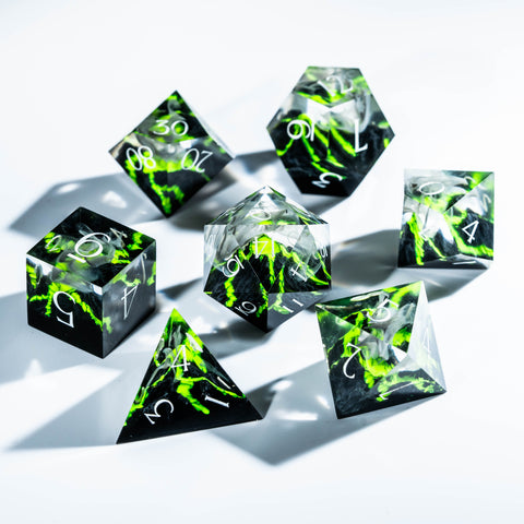 Set di dadi incisi in resina URWizards D&D Regno misterioso - Vulcano verde brillante