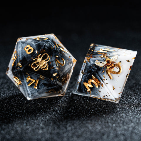 URWizards Inner-Dice Handgefertigtes Würfelset aus Kunstharz mit scharfer Kante – Bienen –