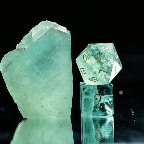 Set di dadi incisi in pietra preziosa fluorite verde D&D di URWizards in stile lunare