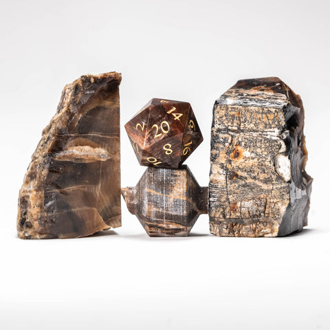 Set di dadi incisi con pietre preziose in legno pietrificato D&D di URWizards
