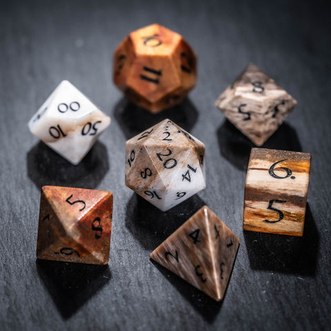 Set di dadi incisi con pietre preziose in legno pietrificato D&D di URWizards