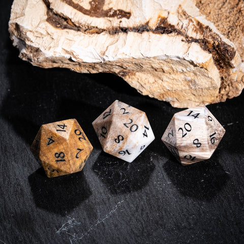 URWizards D&D Würfelset aus versteinertem Holz mit Edelsteingravur (Limitierte Auflage)
