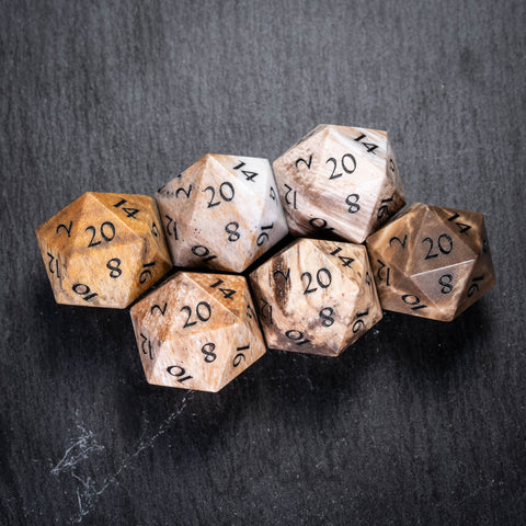 URWizards D&D Würfelset aus versteinertem Holz mit Edelsteingravur (Limitierte Auflage)