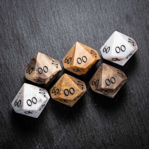 URWizards D&D Würfelset aus versteinertem Holz mit Edelsteingravur (Limitierte Auflage)