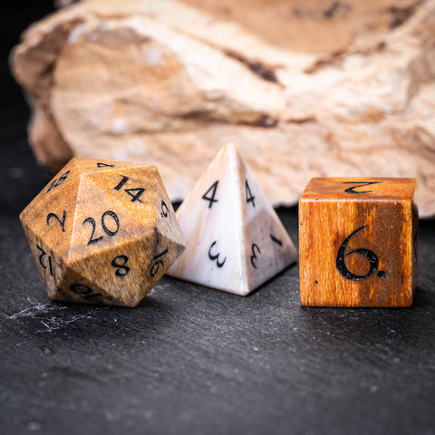 URWizards D&D Würfelset aus versteinertem Holz mit Edelsteingravur (Limitierte Auflage)