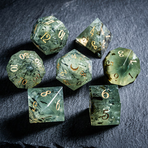 URWizards D&D Feuerquarz-Edelstein-Würfelset mit Gravur (Limitierte Auflage)