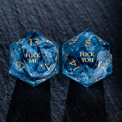 D&D Blue Fog Würfelset aus Kunstharz mit Gravur „Fuck You Fuck Me“