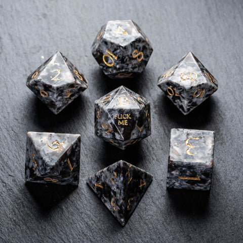URWizards D&D Yooperlite Würfelset mit Edelsteingravur im F*CK-Stil