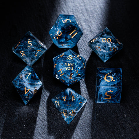D&D Blue Fog Würfelset aus Kunstharz mit Gravur „Fuck You Fuck Me“