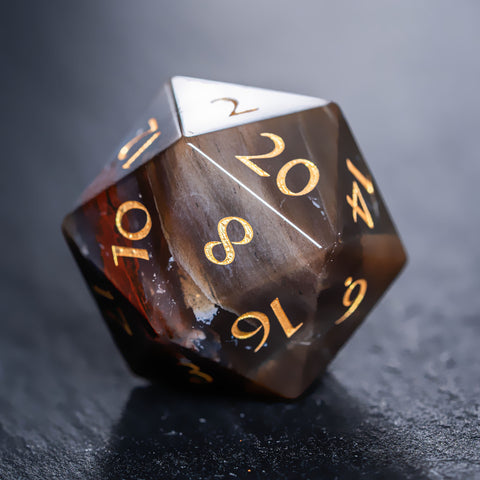 Set di dadi incisi con pietre preziose in legno pietrificato D&D di URWizards