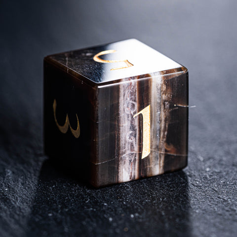 Set di dadi incisi con pietre preziose in legno pietrificato D&D di URWizards