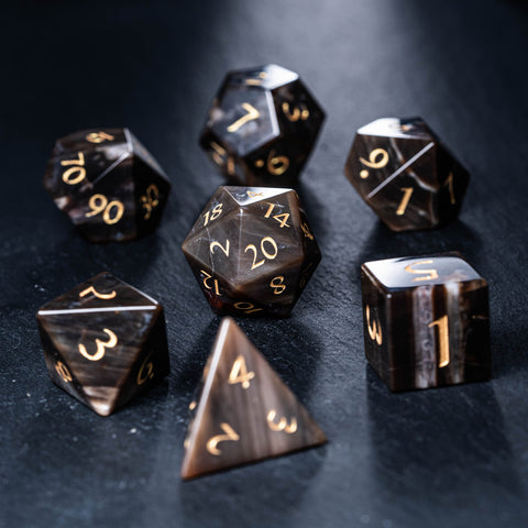 Set di dadi incisi con pietre preziose in legno pietrificato D&D di URWizards