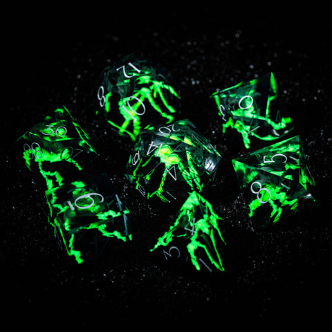 Set di dadi incisi in resina URWizards D&D Regno misterioso - Vulcano verde brillante