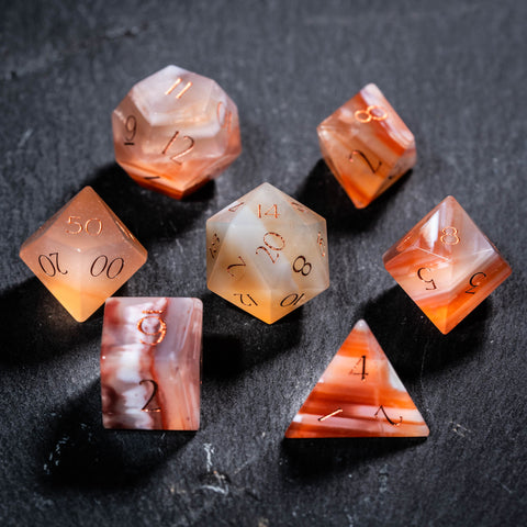 Set di dadi incisi con pietre preziose in legno pietrificato D&D di URWizards