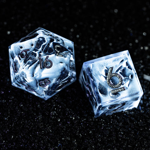 Set di dadi incisi in resina URWizards D&D Regno misterioso - Vulcano della morte splendente