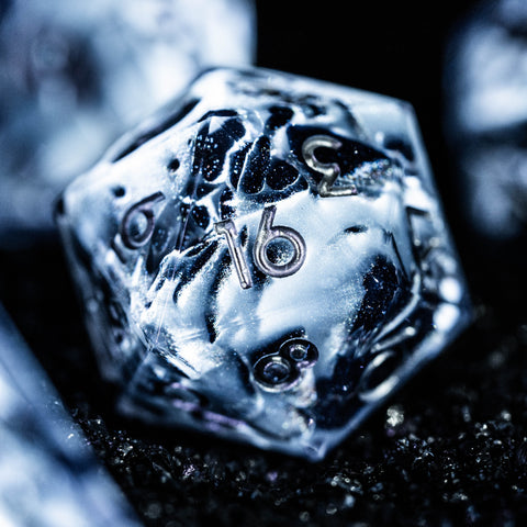 Set di dadi incisi in resina URWizards D&D Regno misterioso - Vulcano della morte splendente