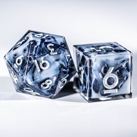 Set di dadi incisi in resina URWizards D&D Regno misterioso - Vulcano della morte splendente