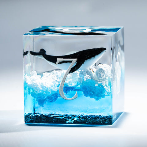 Handgemachtes Sharp Edge Resin Würfelset -Dreamy Whale -