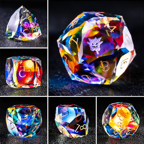 URWizards D&D Würfelset mit facettenreichem Prisma-Glas und Gravur im Gengar-Stil