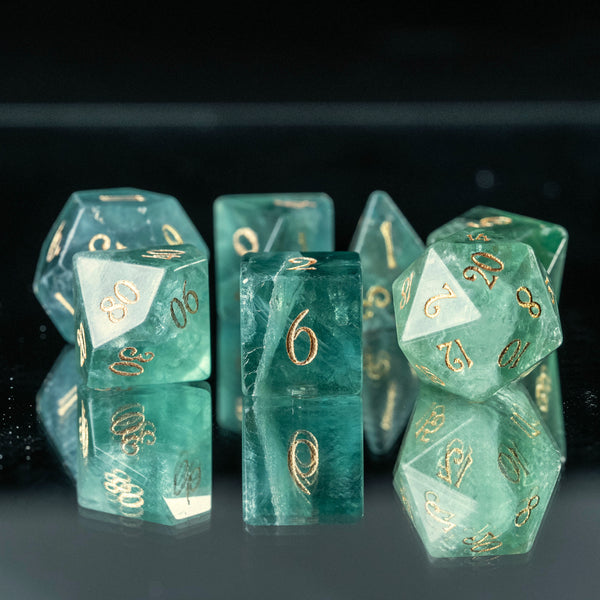 Set di dadi incisi in pietra preziosa fluorite verde D&amp;D di URWizards in stile lunare