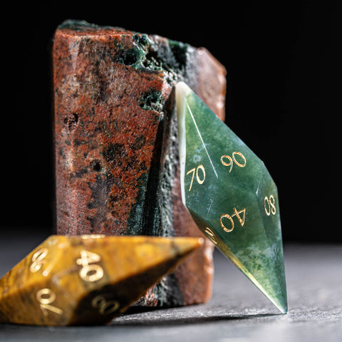 URWizards D&amp;D Feuerquarz-Edelstein-Würfelset mit Gravur (Limitierte Auflage)