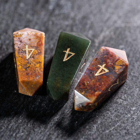 URWizards D&amp;D Feuerquarz-Edelstein-Würfelset mit Gravur (Limitierte Auflage)