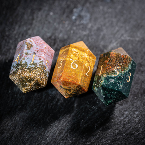 URWizards D&amp;D Feuerquarz-Edelstein-Würfelset mit Gravur (Limitierte Auflage)