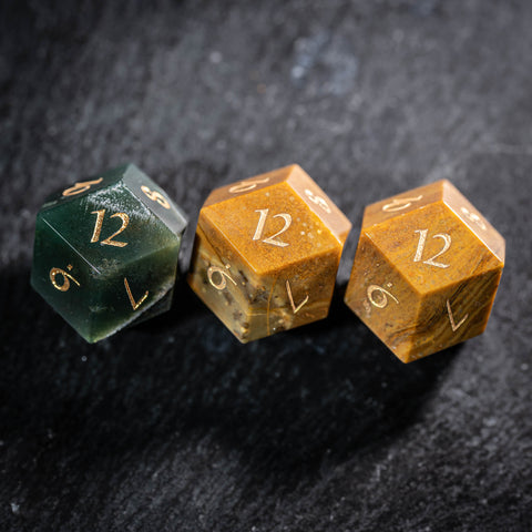 URWizards D&amp;D Feuerquarz-Edelstein-Würfelset mit Gravur (Limitierte Auflage)