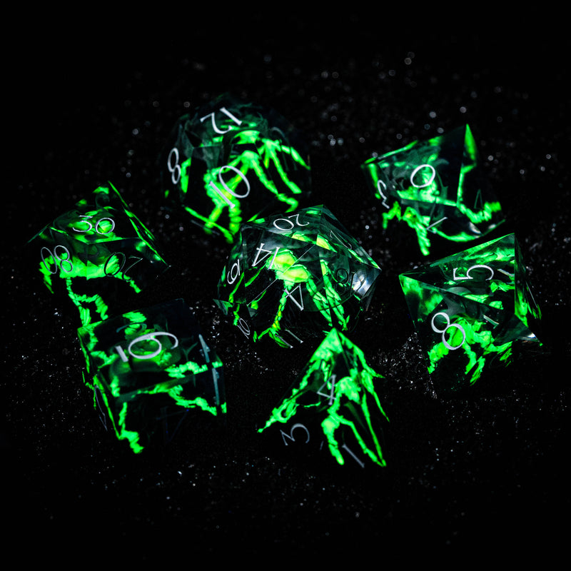 Set di dadi incisi in resina URWizards D&amp;D Regno misterioso - Vulcano verde brillante