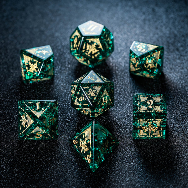 Set di dadi incisi in vetro smeraldo URWizards Blast in stile Assassino
