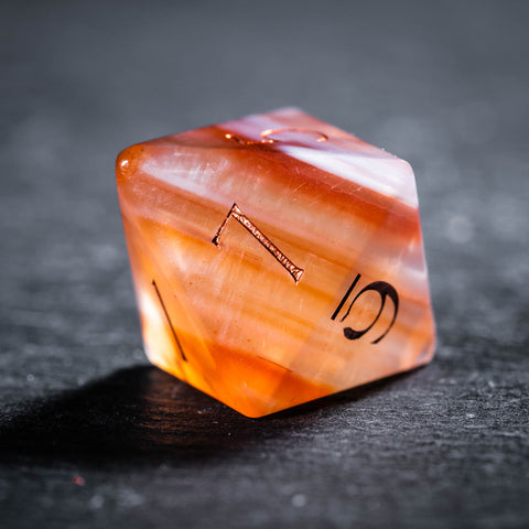 Set di dadi incisi con pietre preziose in legno pietrificato D&amp;D di URWizards