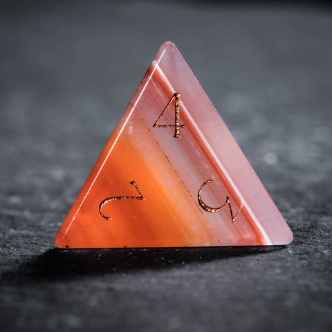 Set di dadi incisi con pietre preziose in legno pietrificato D&amp;D di URWizards