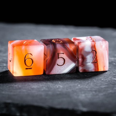Set di dadi incisi con pietre preziose in legno pietrificato D&amp;D di URWizards